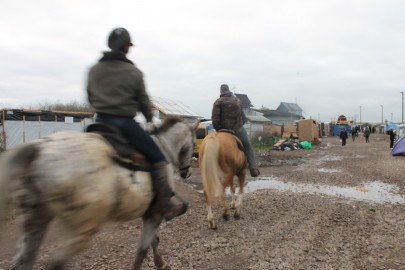 Cacciatori a cavallo attraversano il campo