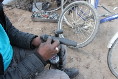 Le bici sono utilizzate dai migranti per fare la spesa, muoversi nel campo o andare a Calais