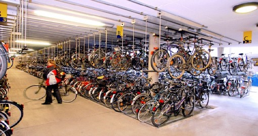Il parcheggio di biciclette sotto la Stazione Ferroviaria di Munster