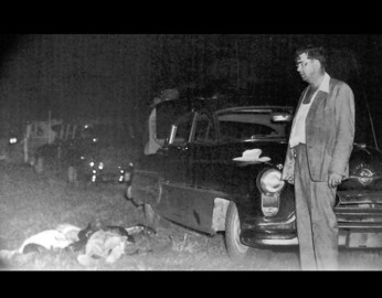 Il cadavere del reverendo George Lee accanto alla macchina su cui viaggiava