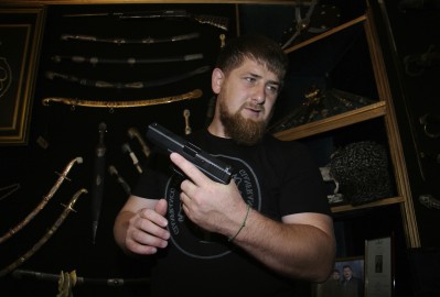 Il leader ceceno Ramzan Kadyrov mostra la sua collezione personale di armi