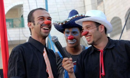 Il clown palestinese arrestato (a sinistra)