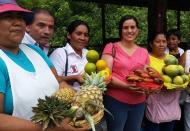 Veronika Mendoza con un gruppo di campesinas