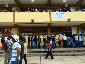 Il voto in una scuola a Cusco