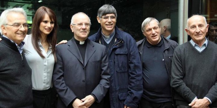 Preti di frontiera: (da sinistra) don Vinicio Albanesi, mons. Nunzio Galantino, don Maurizio Patricello, don Luigi Ciotti, don Gino Rigoldi