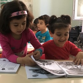 Bambine siriane a Kaos Qurah, un'associazione siriana che recupera i bambini di strada a Gaziantep in Turchia
