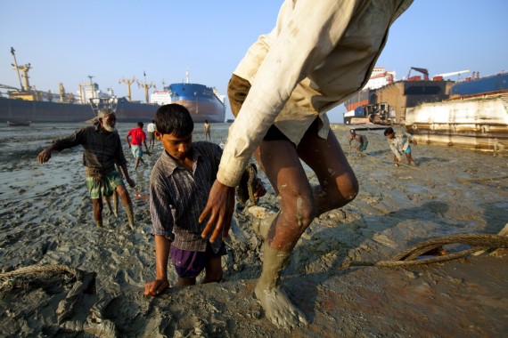 Giovani operai pakistani a contatto con fanghi nocivi