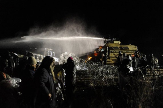La polizia usa i cannoni con acqua gelida contro i Sioux