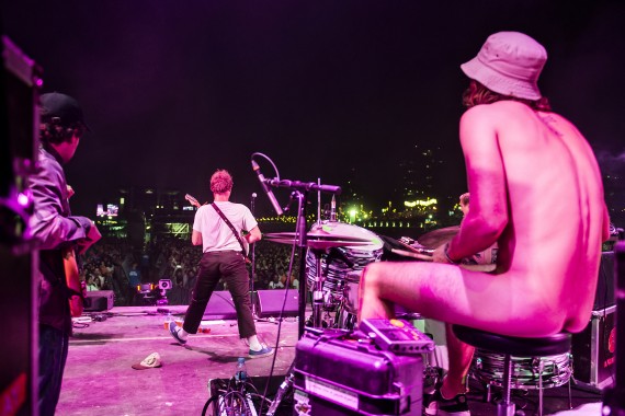 Mac De Marco e il suo batterista nudo (Foto Eric Pamies - Primavera Sound)