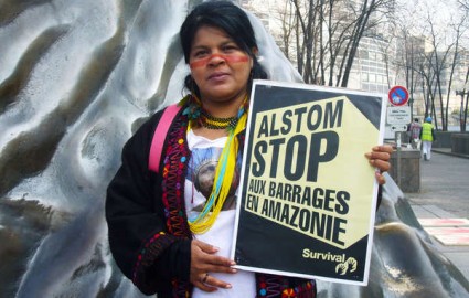 Sonia Guajajara, attivista indigena, durante una protesta a Parigi