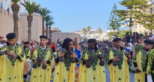 Uno dei gruppi gnaoua all'arrivo della parata alla porta Bab El Menzeh al Festival di Essaouira di Musica